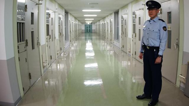 Ein Gefängnisaufseher steht im Zellentrakt in einer Haftanstalt in Tokio