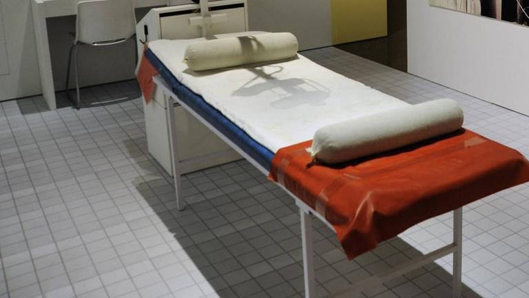 Beteiligt am DDR-Dopingsystem war auch das Forschungsinstitut für Körperkultur in Leipzig, hier ein nachgestelltes Bahndlungszimmer Beteiligt am DDR-Dopingsystem war auch das Forschungsinstitut für Körperkultur in Leipzig, hier ein nachgestelltes Bahndlungszimmer