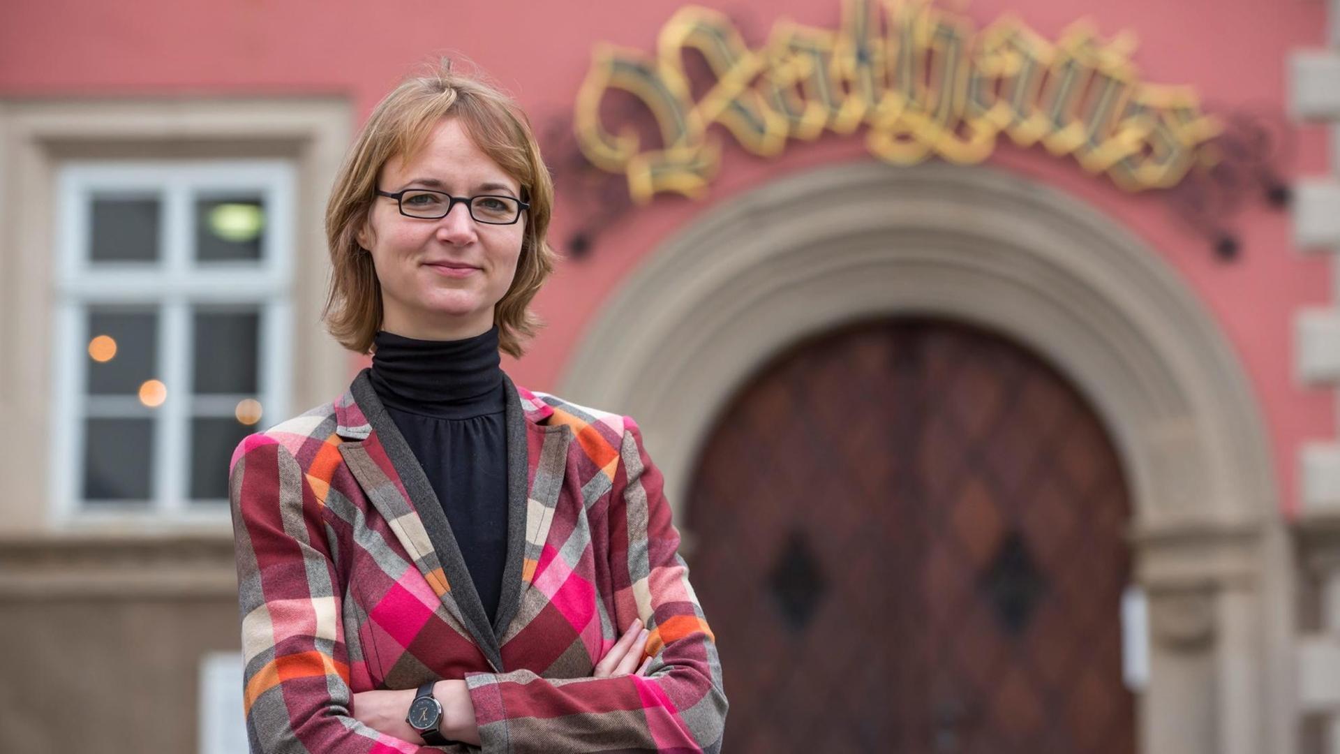 Oberbürgermeisterin Katja Wolf (Linke) steht vor dem Rathaus in Eisenach (Thüringen). Oberbürgermeisterin Katja Wolf (Linke) steht vor dem Rathaus in Eisenach (Thüringen).