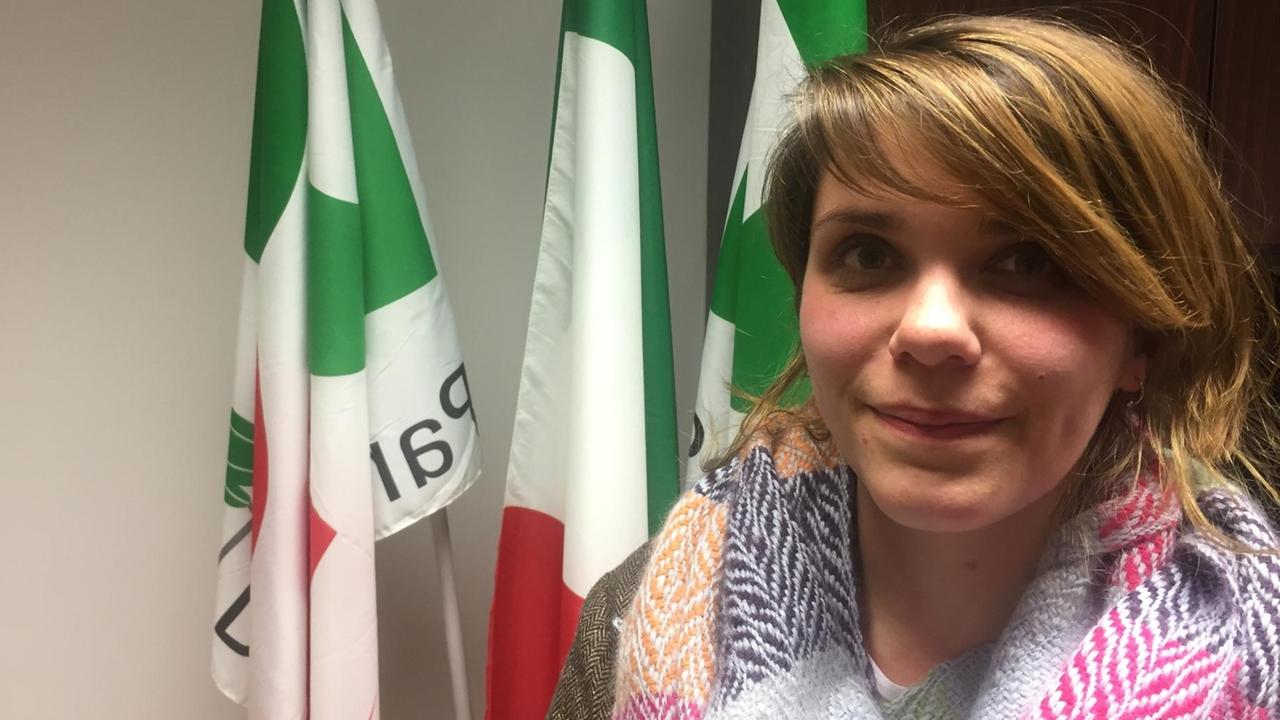 Giuditta Pini will erneut Abgeordnete des "Partito Democratico" für Bologna werden. Jetzt steht sie in einem Büro.