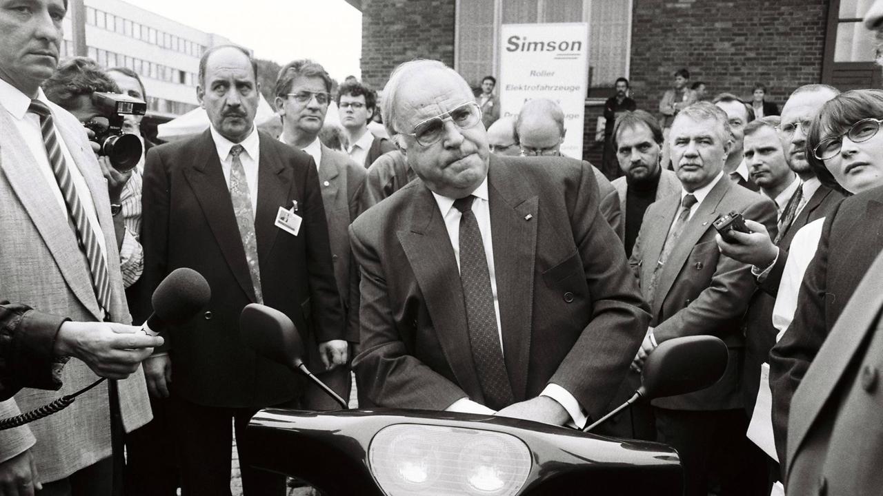 Altbundeskanzler Helmut Kohl, CDU, beim Besuch des Fahrzeugwerkes Simson in Suhl, Thüringen, im Sommer 1992.