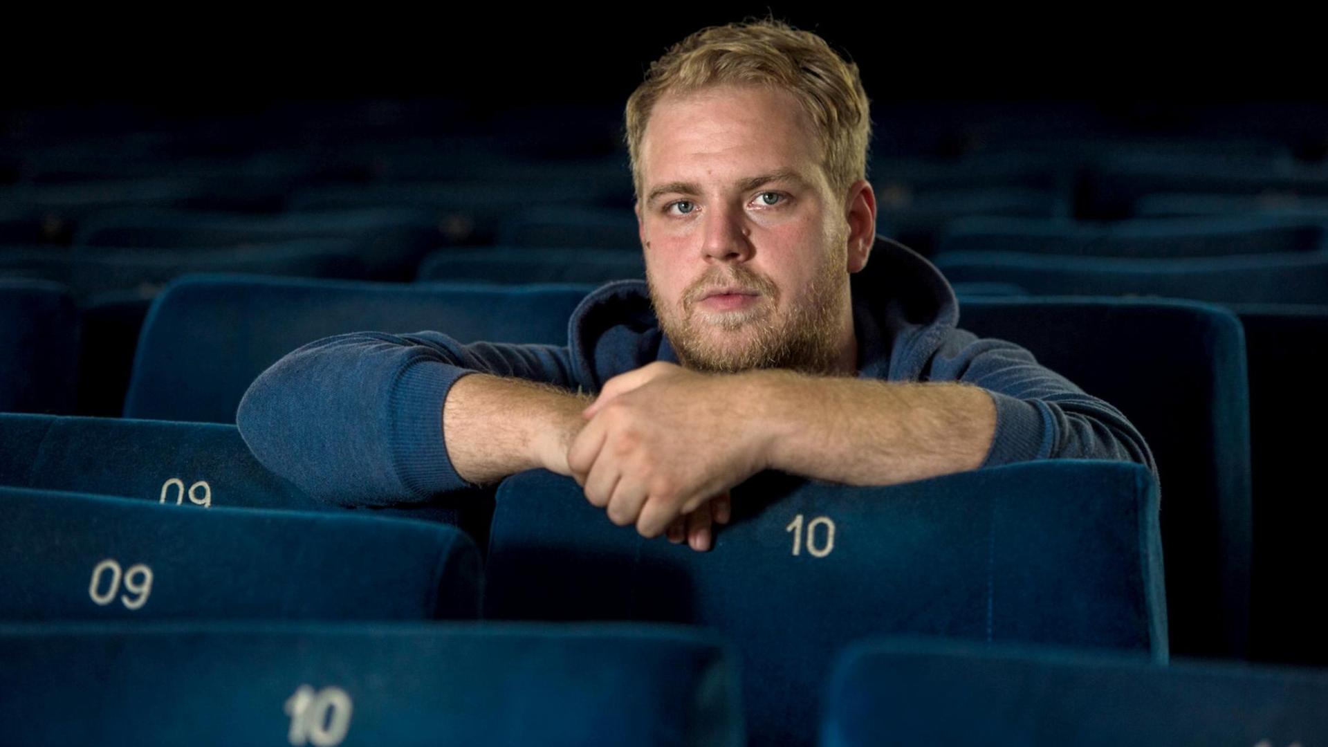 Nachwuchsregisseur Dustin Loose in der Filmakademie Baden-Württemberg in Ludwigsburg (Baden-Württemberg) in einem Kinosessel. Nachwuchsregisseur Dustin Loose in der Filmakademie Baden-Württemberg in Ludwigsburg (Baden-Württemberg) in einem Kinosessel.