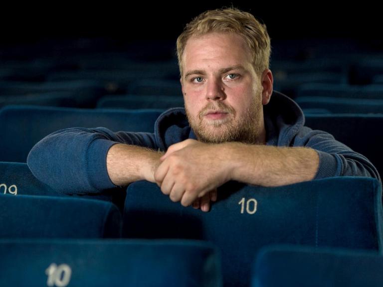 Nachwuchsregisseur Dustin Loose in der Filmakademie Baden-Württemberg in Ludwigsburg (Baden-Württemberg) in einem Kinosessel.