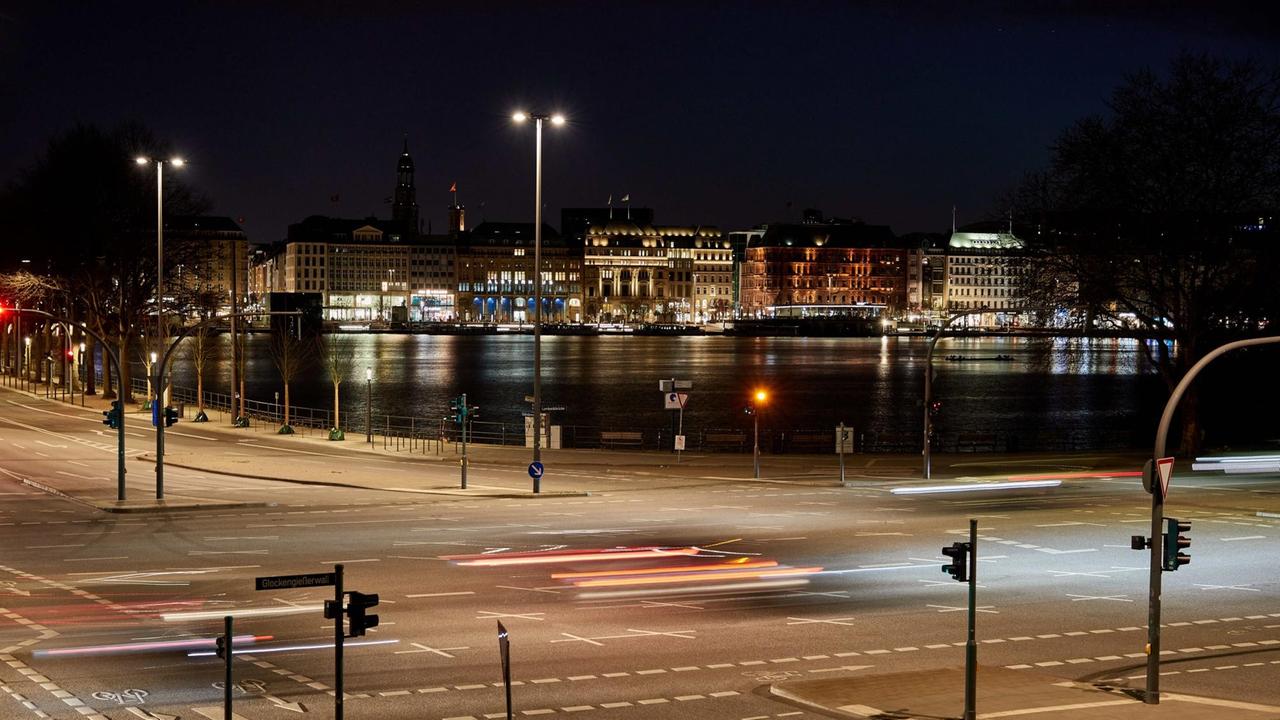 Nächtliche Ausgangssperre in Hamburg. Blick auf die Kreuzung Glockengießerwall/Ballindamm an der Binnenalster. Nächtliche Ausgangssperre in Hamburg. Blick auf die Kreuzung Glockengießerwall/Ballindamm an der Binnenalster.