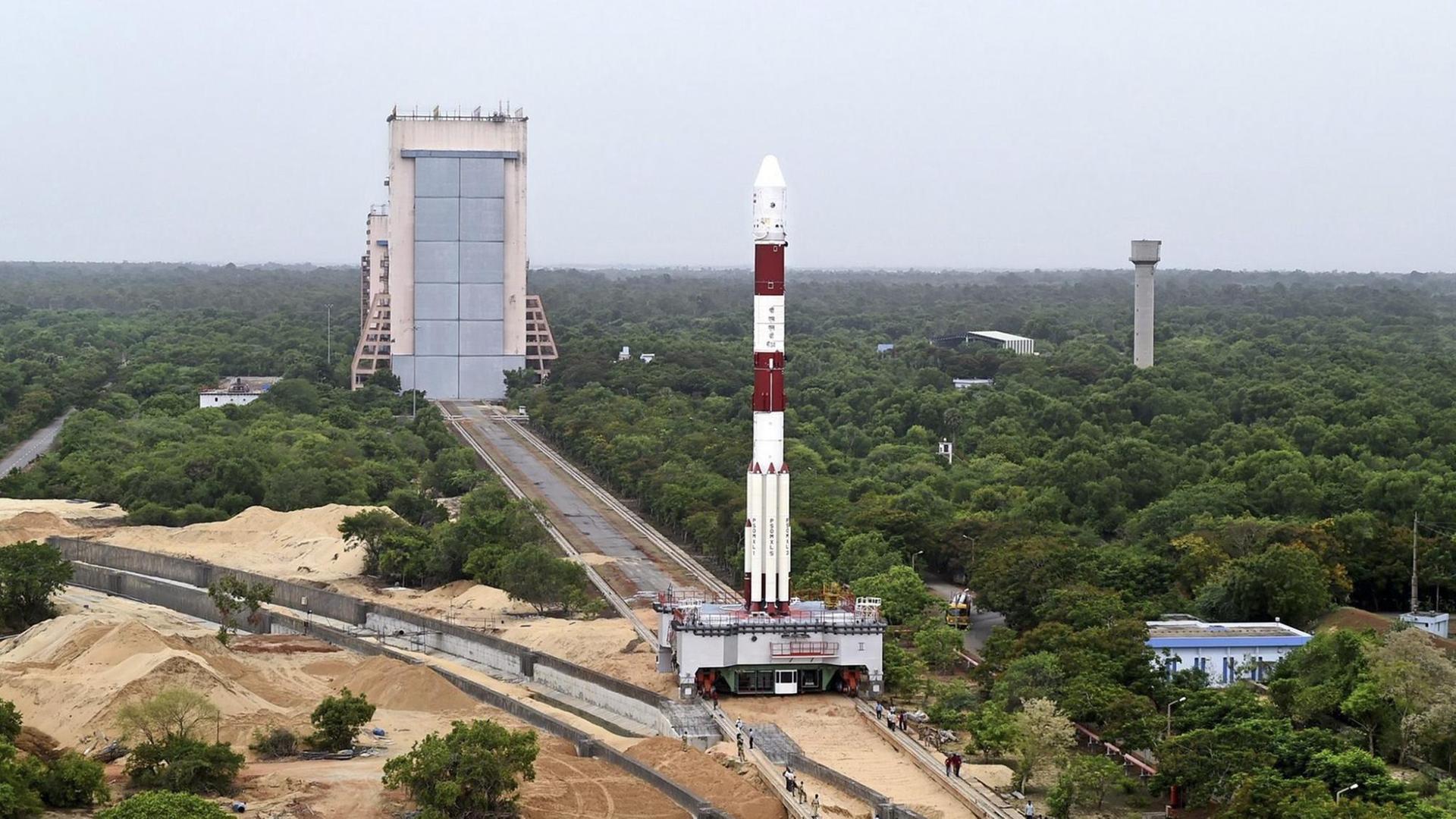 Der indische Weltraumbahnhof Sriharikota (Archivbild). Im Vordergrund steht eine Rakete auf einer Startrampe.