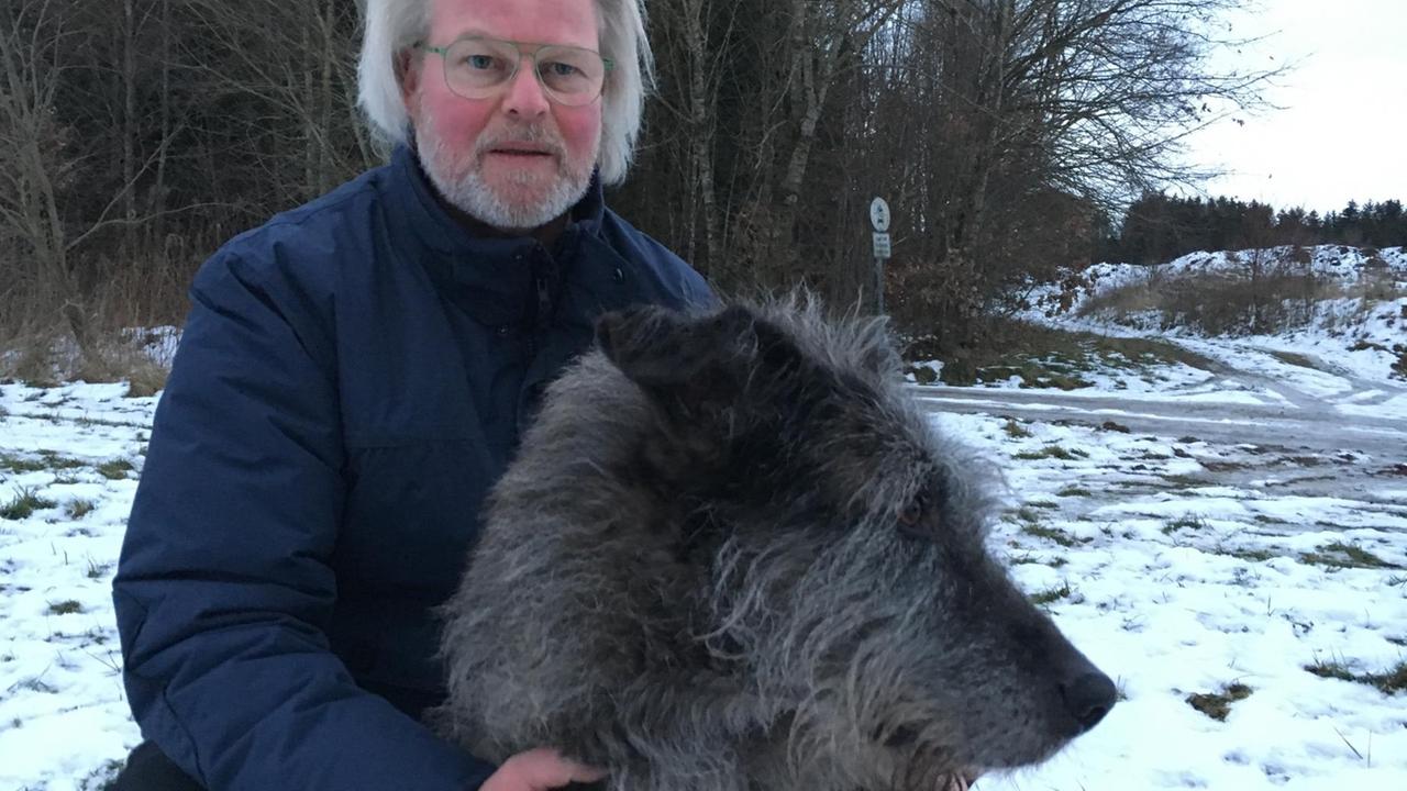 Deutschlands erster Archäologiehund Flintstone mit seinem Herrchen Dietmar Kroepel im Schnell. Deutschlands erster Archäologiehund Flintstone mit seinem Herrchen Dietmar Kroepel im Schnell.