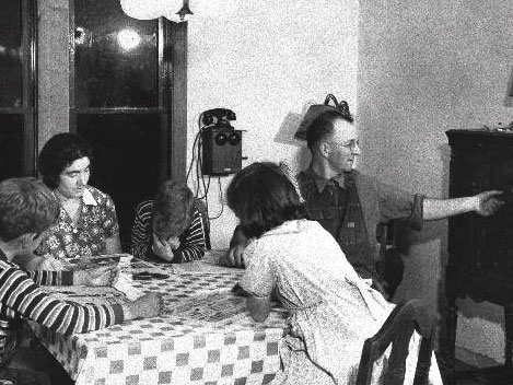 Eine Familie hört 1933 gemeinsam Radio