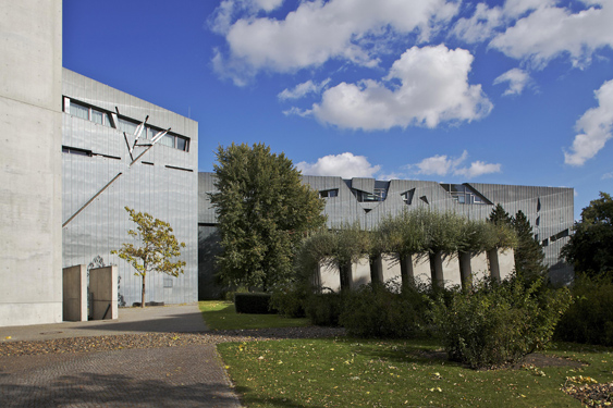 Außenansicht Jüdisches Museum Berlin, Libeskind-Bau mit Garten des Exils und Holocaust-Turm Außenansicht Jüdisches Museum Berlin, Libeskind-Bau mit Garten des Exils und Holocaust-Turm