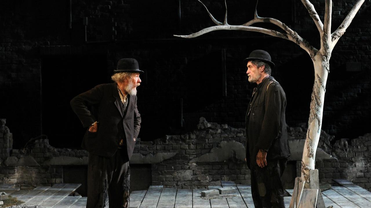 Theater in Sydney: Der britische Schauspieler Sir Ian McKellen (l) spielt die Rolle des Estragon mit Roger Rees (r.) als Wladimir in Samuel Becketts "Warten auf Godot" (2010).