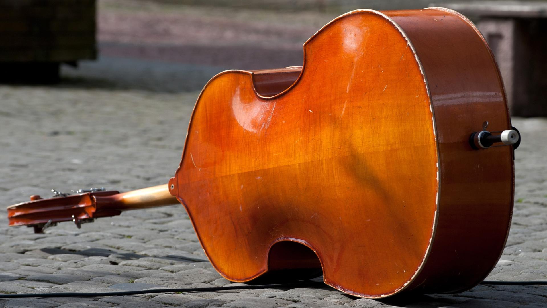 Ein Kontrabass liegt am 19.04.2013 auf dem Marktplatz in Sontra (Hessen) in der Sonne und wartet auf seinen Einsatz bei einer Veranstaltung. Ein Kontrabass liegt am 19.04.2013 auf dem Marktplatz in Sontra (Hessen) in der Sonne und wartet auf seinen Einsatz bei einer Veranstaltung.