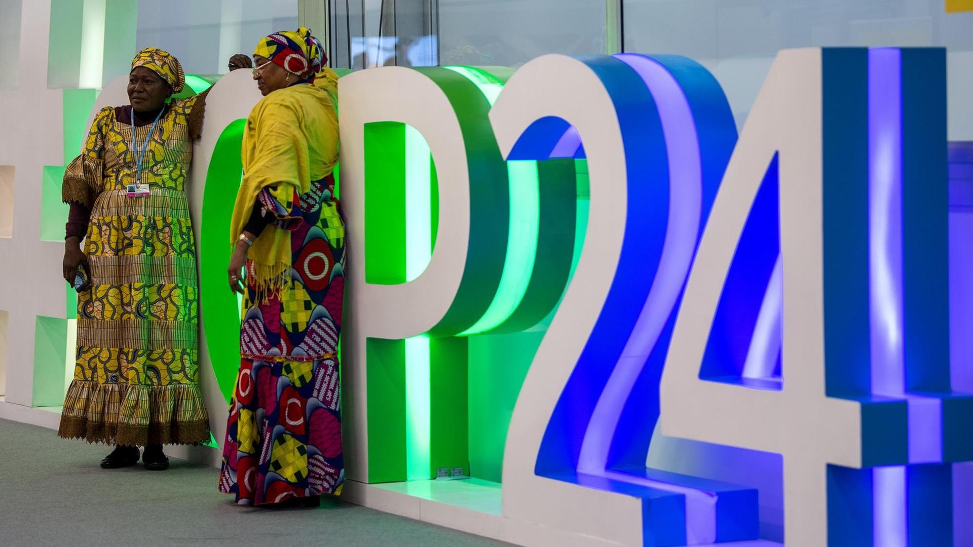 Zwei Teilnehmerinnen des Weltklimagipfels COP24 in Kattowitz in Polen. Der UN-Klimagipfel zum Klimawandel geht in seine entscheidende Phase Zwei Teilnehmerinnen des Weltklimagipfels COP24 in Kattowitz in Polen. Der UN-Klimagipfel zum Klimawandel geht in seine entscheidende Phase