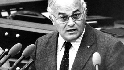 Der damalige CDU-Bundestagsabgeordnete Rainer Barzel bei seiner Begründung des Misstrauensantrags gegen Bundeskanzler Helmut Schmidt 1982 Der damalige CDU-Bundestagsabgeordnete Rainer Barzel bei seiner Begründung des Misstrauensantrags gegen Bundeskanzler Helmut Schmidt 1982