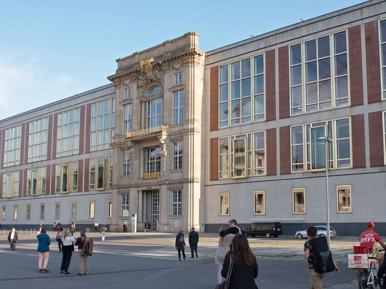 Das ehemalige Staatsratsgebäude der DDR in Berlin, in dem inzwischen die European School of Management and Technology (emst) untergebracht ist, aufgenommen am 06.10.2014.