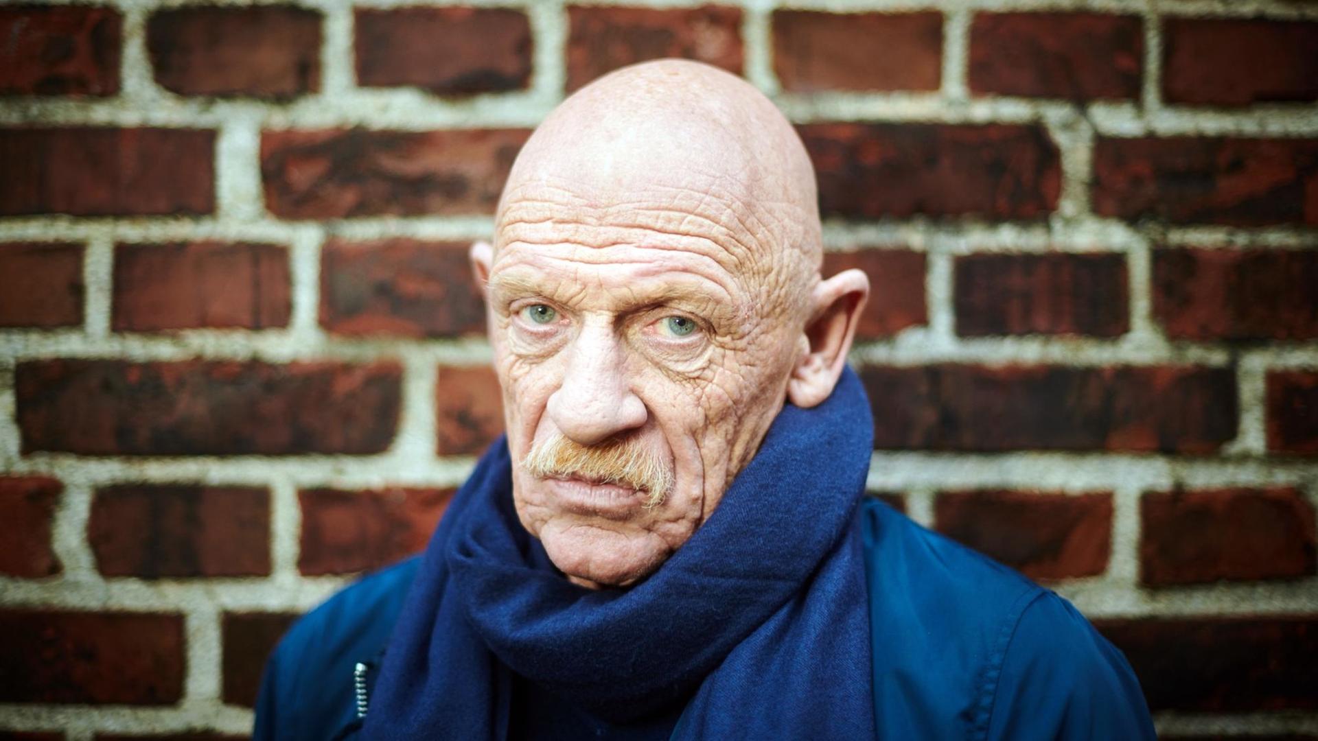 Der Gefängnisarzt und Schauspieler Joe Bausch, steht vor einer Mauer seiner Arbeitsstätte, der JVA Werl. Der Gefängnisarzt und Schauspieler Joe Bausch, steht vor einer Mauer seiner Arbeitsstätte, der JVA Werl.