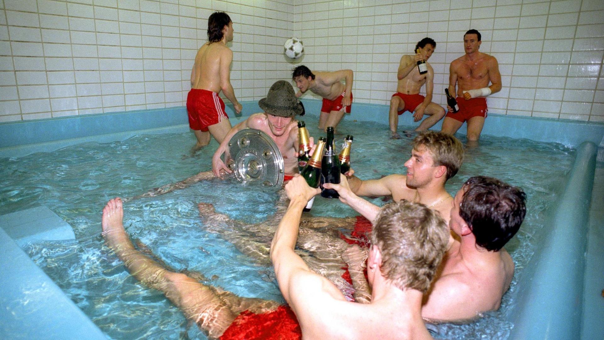 Der FC Bayern München ist deutscher Meister 1989/1990 und feiert im Whirlpool. Manfred Bender und Hansi Flick stoßen mit Sektflaschen an, Ludwig Kögl und Thomas Kastenmaier können nicht ohne Ball, Roland Grahammer und Alan McInally halten sich mit ihrem Sekt etwas abseits. Der FC Bayern München ist deutscher Meister 1989/1990 und feiert im Whirlpool. Manfred Bender und Hansi Flick stoßen mit Sektflaschen an, Ludwig Kögl und Thomas Kastenmaier können nicht ohne Ball, Roland Grahammer und Alan McInally halten sich mit ihrem Sekt etwas abseits.