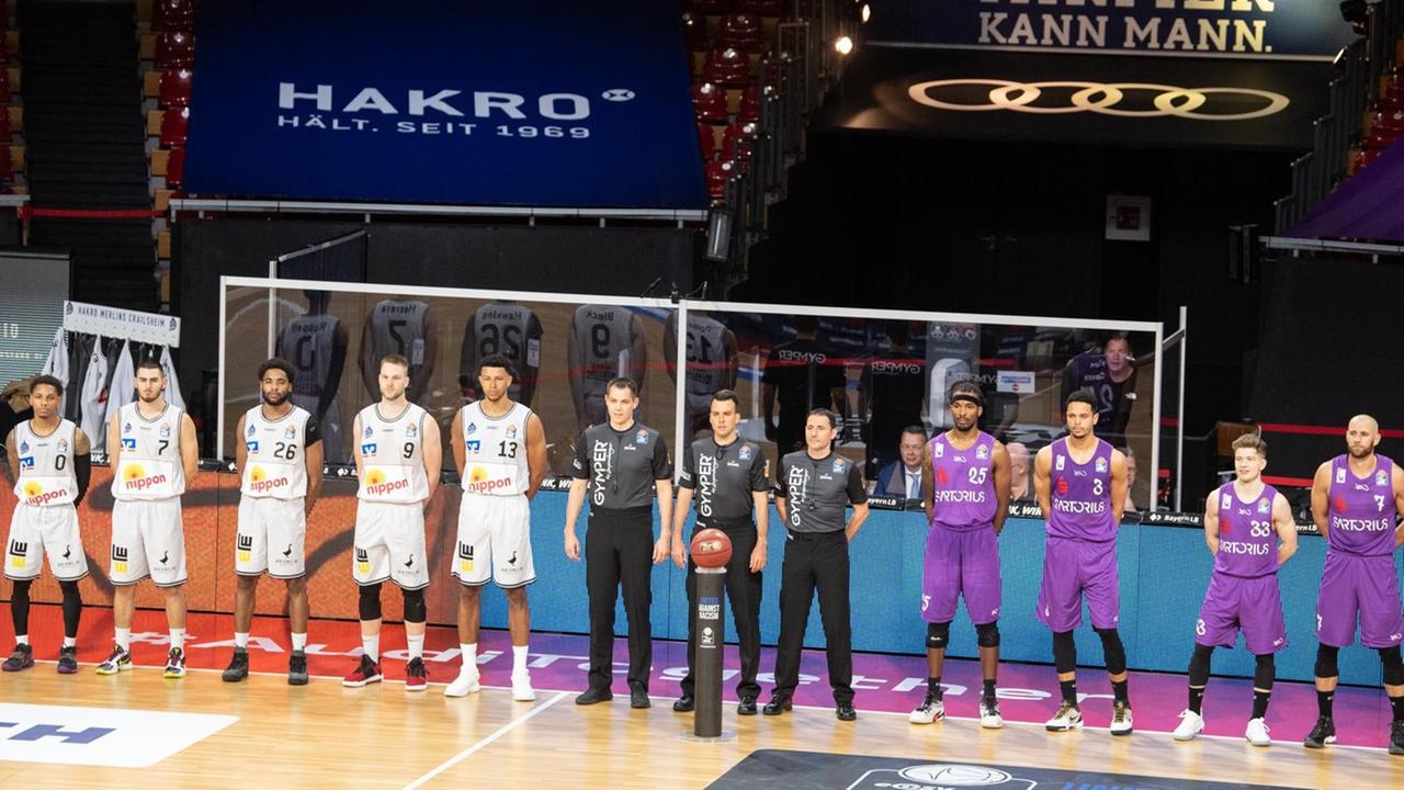 In München stehen sich zwei Basket-Ball-Mannschaften gegenüber. In München stehen sich zwei Basket-Ball-Mannschaften gegenüber.