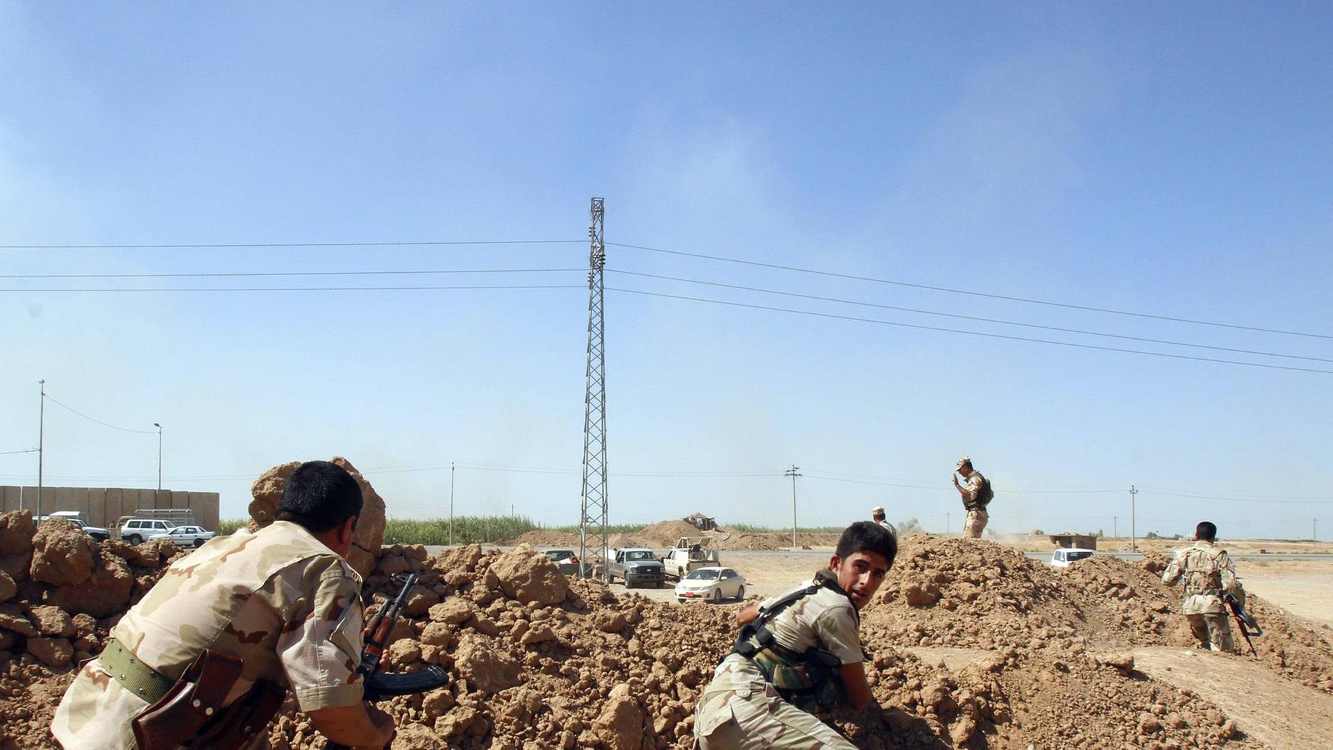 Kurdische Peschmerga kämpfen nahe Kirkuk gegen die Terrormiliz Islamischer Staat. Kurdische Peschmerga kämpfen nahe Kirkuk gegen die Terrormiliz Islamischer Staat.