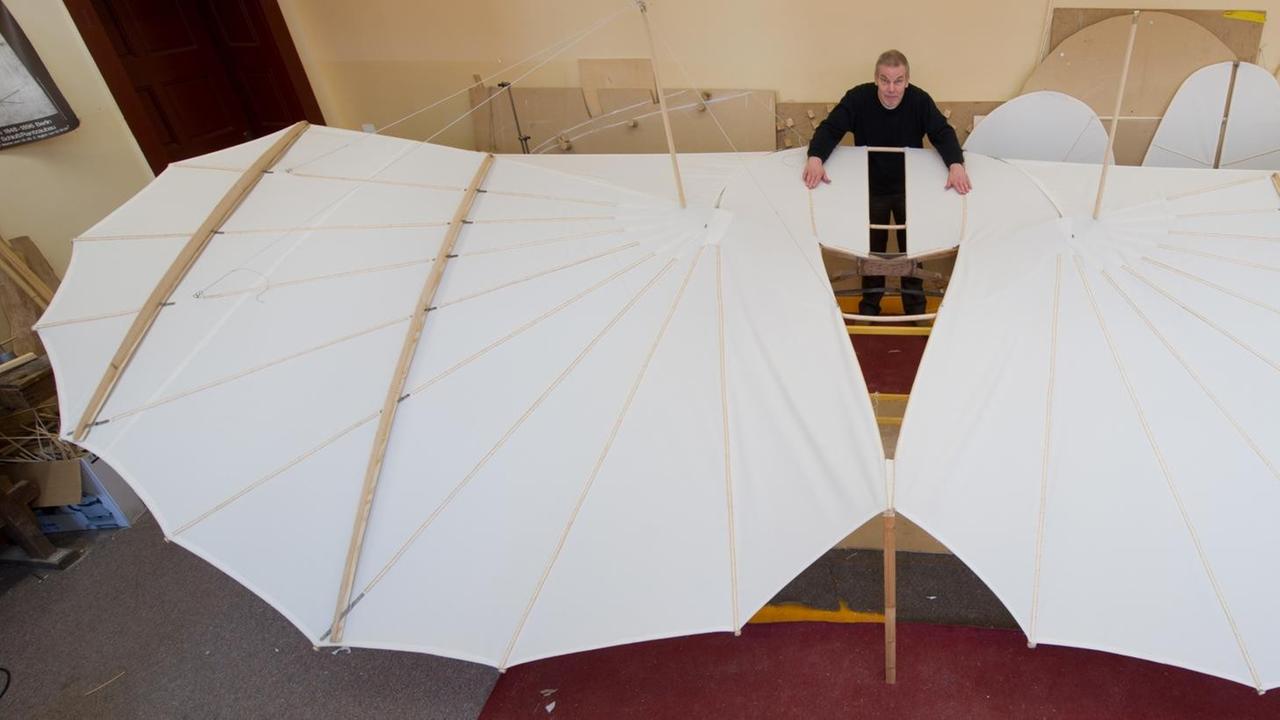 Der Leiter des Otto-Lilienthal-Museums, Bernd Lukasch, baut in Anklam nach einem Bauplan von Otto Lilienthal einen Flugapparat. Der Leiter des Otto-Lilienthal-Museums, Bernd Lukasch, baut in Anklam nach einem Bauplan von Otto Lilienthal einen Flugapparat.