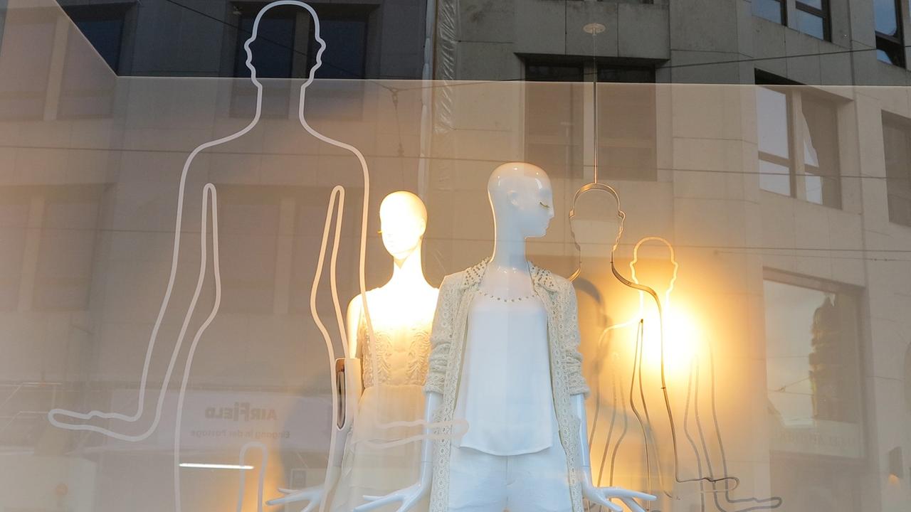 Das Schaufenster eines Modegeschäftes. Das Schaufenster eines Modegeschäftes.