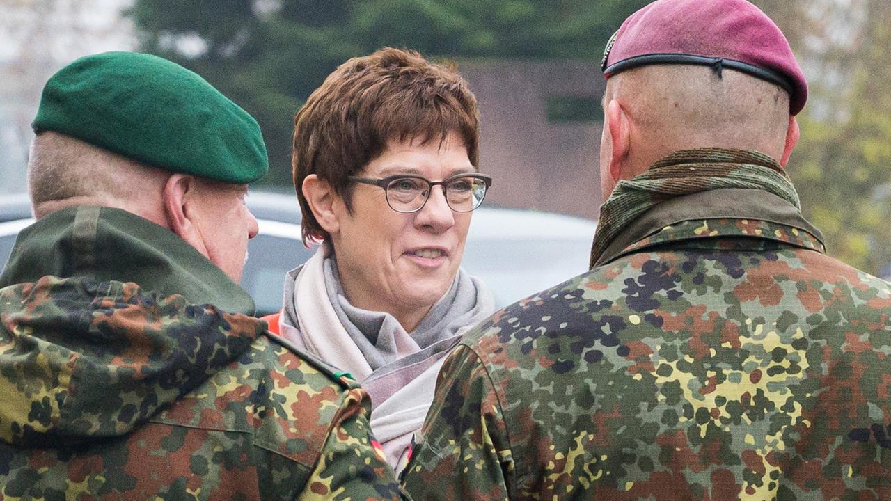 Verteidigungsministerin Annegret Kramp-Karrenbauer (CDU) wird von zwei Kommandeuren in der Graf-Werder-Kaserne begrüsst. Kramp-Karrenbauer besucht mehrere Kasernen im Saarland. Verteidigungsministerin Annegret Kramp-Karrenbauer (CDU) wird von zwei Kommandeuren in der Graf-Werder-Kaserne begrüsst. Kramp-Karrenbauer besucht mehrere Kasernen im Saarland.