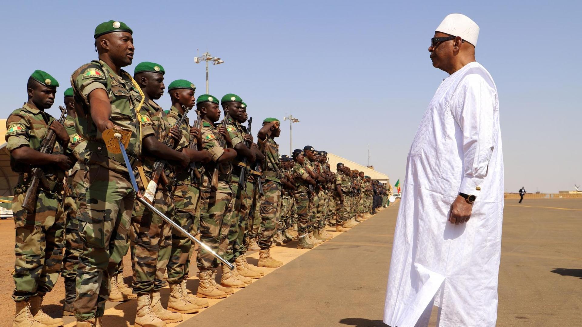 Malis Präsident Keita am 7. November 2019 mit Soldaten des Landes Malis Präsident Keita am 7. November 2019 mit Soldaten des Landes