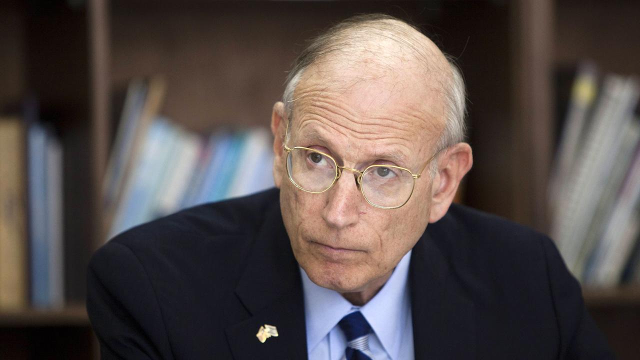 Der US-amerikanische Diplomat und Anwalt Stuart Eizenstat . Der US-amerikanische Diplomat und Anwalt Stuart Eizenstat .