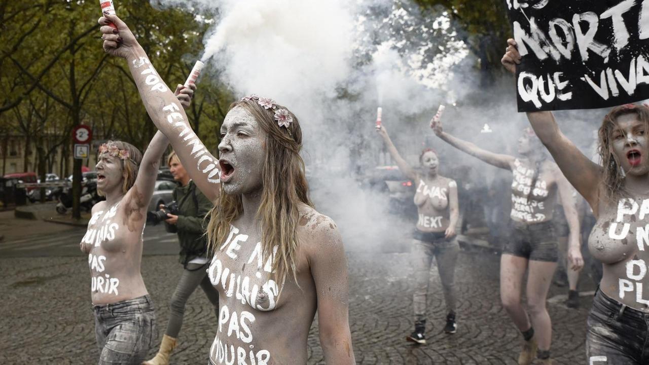 Aktivistinnen von Femen protestieren gegen Morde an Frauen durch Männer. "Ich will nicht sterben" steht auf ihre nackten Oberkörper geschrieben. Oktober 2019. Aktivistinnen von Femen protestieren gegen Morde an Frauen durch Männer. "Ich will nicht sterben" steht auf ihre nackten Oberkörper geschrieben. Oktober 2019.