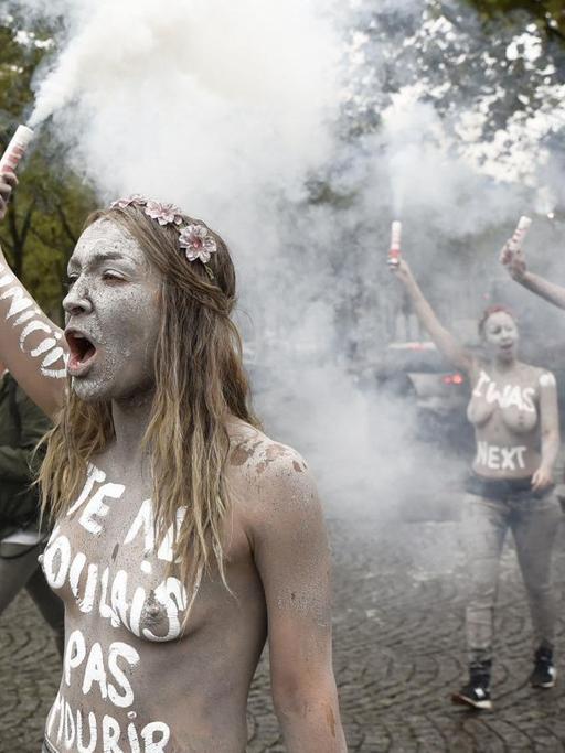 Aktivistinnen von Femen protestieren gegen Morde an Frauen durch Männer. "Ich will nicht sterben" steht auf ihre nackten Oberkörper geschrieben. Oktober 2019.