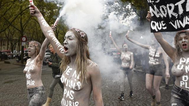 Aktivistinnen von Femen protestieren gegen Morde an Frauen durch Männer. "Ich will nicht sterben" steht auf ihre nackten Oberkörper geschrieben. Oktober 2019.