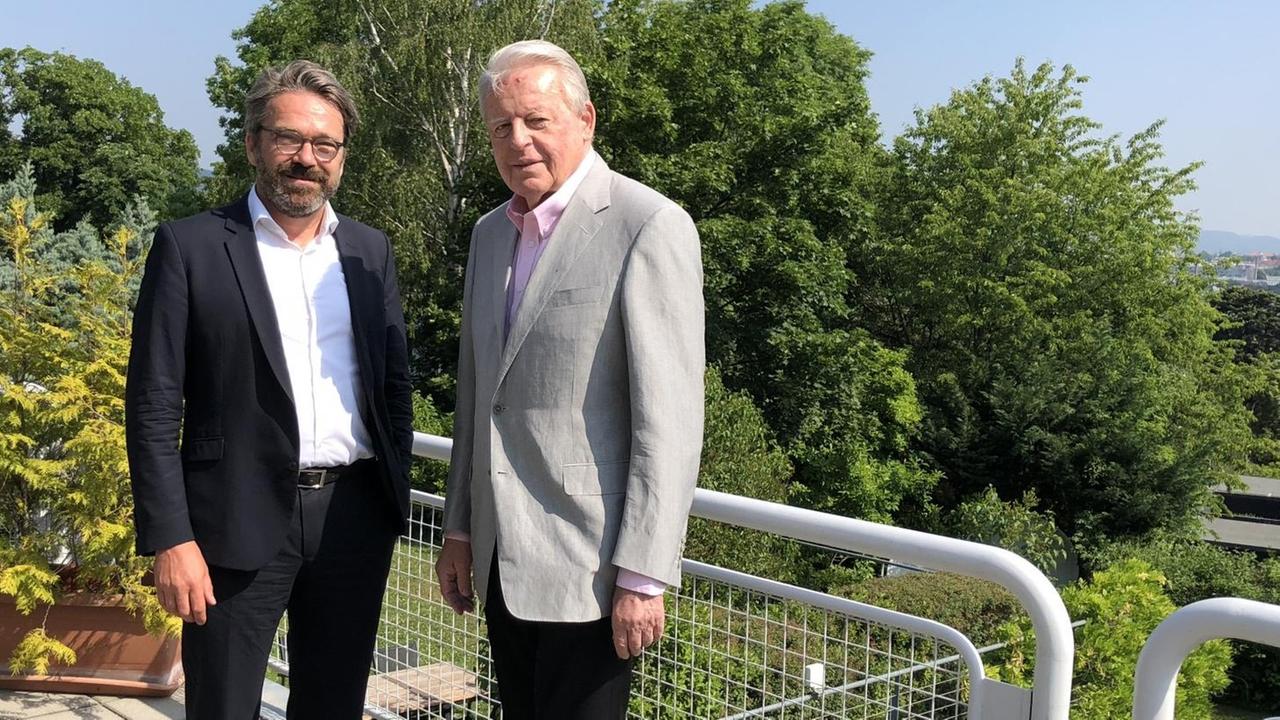 Stephan Detjen traf sich mit dem ehemaligen österreichischer Bundeskanzler Franz Vranitzky (SPÖ) stehen auf dem Balkon im ARD Studio Wien