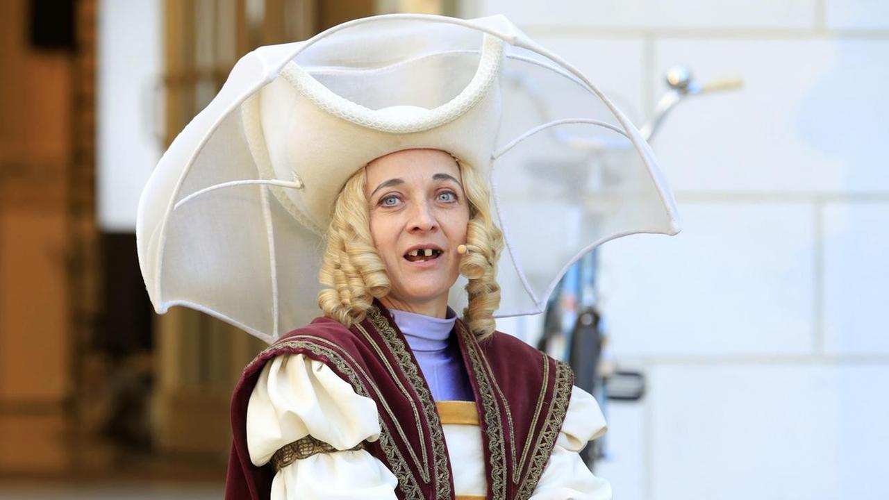 Regine Zimmermann bei einer Probe des Theaterstücks 'Tartuffe oder Das Schwein der Weisen' Open Air auf dem Vorplatz des Deutschen Theaters. Berlin, 17.05.2021 Regine Zimmermann bei einer Probe des Theaterstücks 'Tartuffe oder Das Schwein der Weisen' Open Air auf dem Vorplatz des Deutschen Theaters. Berlin, 17.05.2021
