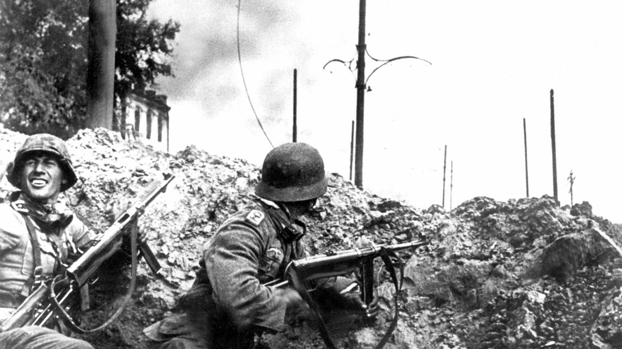 Deutsche Infanterie bei den Strassenkämpfen um Stalingrad (undatiertes Archivbild). Die Schlacht um das inzwischen in Wolgograd umbenannte Stalingrad war für die deutsche Wehrmacht 1943 die erste vernichtende Niederlage im Krieg gegen die Sowjetunion und wurde zum Wendepunkt an der Ostfront. Nachdem die 6. Armee im Herbst 1942 zunächst 90 Prozent von Stalingrad erobert hatte, begannen die Sowjets am 19. November mit einer Gegenoffensive. Sie führte zur Einkesselung und nach erbitterten Kämpfen am 31. Januar 1943 zur Kapitulation der deutschen Truppen. Etwa 150000 Deutsche starben bei den Kämpfen oder vor Kälte und Hunger. Rund 91000 Mann gerieten in sowjetische Gefangenschaft, aus der nur 6000 Überlebende nach Deutschland zurückkehrten. Die Zahl der sowjetischen Toten wird auf 600000 geschätzt. | Verwendung weltweit Deutsche Infanterie bei den Strassenkämpfen um Stalingrad (undatiertes Archivbild). Die Schlacht um das inzwischen in Wolgograd umbenannte Stalingrad war für die deutsche Wehrmacht 1943 die erste vernichtende Niederlage im Krieg gegen die Sowjetunion und wurde zum Wendepunkt an der Ostfront. Nachdem die 6. Armee im Herbst 1942 zunächst 90 Prozent von Stalingrad erobert hatte, begannen die Sowjets am 19. November mit einer Gegenoffensive. Sie führte zur Einkesselung und nach erbitterten Kämpfen am 31. Januar 1943 zur Kapitulation der deutschen Truppen. Etwa 150000 Deutsche starben bei den Kämpfen oder vor Kälte und Hunger. Rund 91000 Mann gerieten in sowjetische Gefangenschaft, aus der nur 6000 Überlebende nach Deutschland zurückkehrten. Die Zahl der sowjetischen Toten wird auf 600000 geschätzt. | Verwendung weltweit