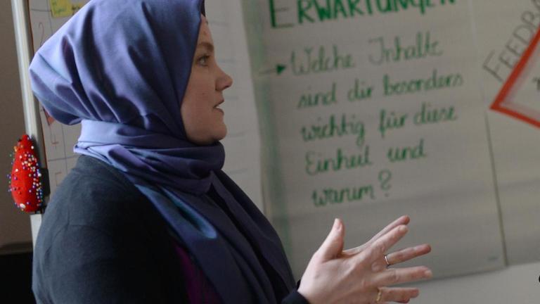 Projektleiterin Nina Mühe (l) und Integrationssenatorin Dilek Kolat (SPD) unterhalten sich am 20.04.2016 in Berlin bei einem Besuch der KIgA (Kreuzberger Initiative gegen Antisemitismus).