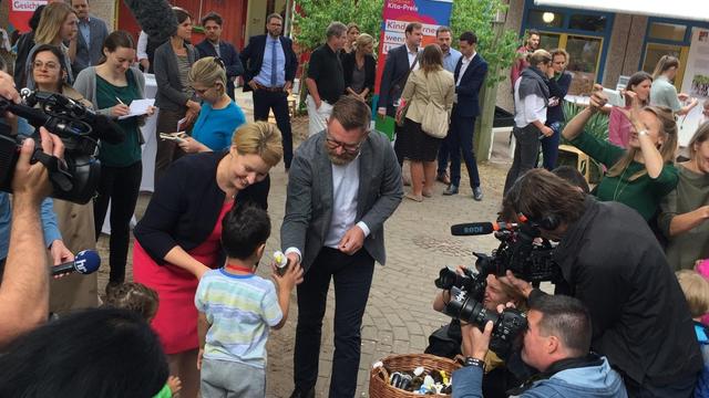 Familienministerin Franziska Giffey teilt Bundesadler aus Plüsch an Kinder aus