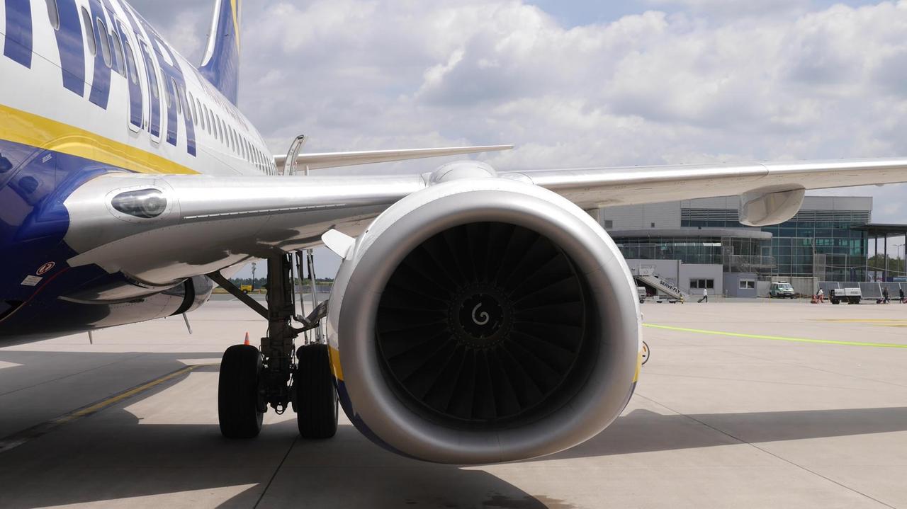 Ein Flugzeug steht an einem Flughafen. Ein Flugzeug steht an einem Flughafen.