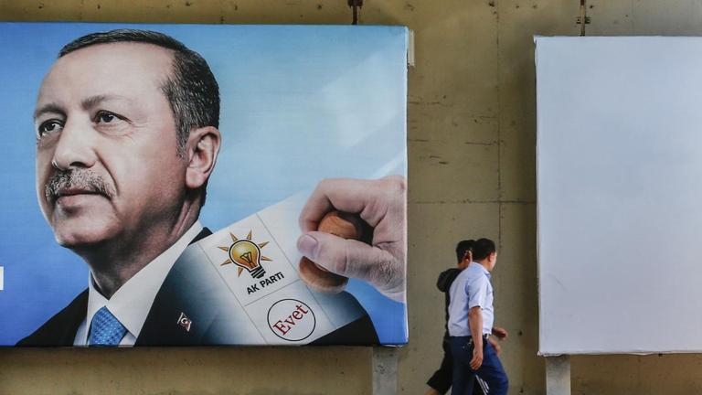 Passanten gehen an Wahlplakate von Recep Tayyip Erdogan und Muharrem Ince in Istanbul im Juni 2018 vorbei. |