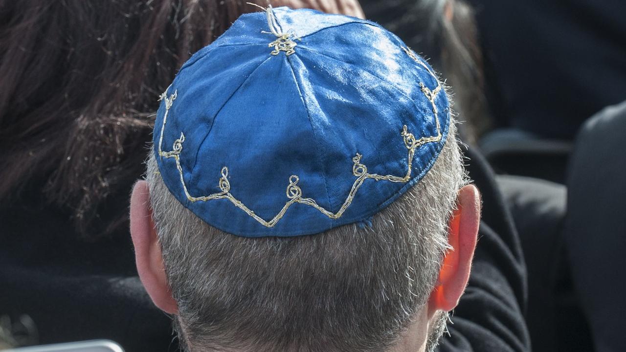 Ein Mann mit der jüdischen Kopfbedeckung Kippa sitzt am 07.05.2015 in Berlin beim Festakt zum zehnten Jahrestag der Übergabe des Denkmals für die ermordeten Juden Europas an die Öffentlichkeit. Ein Mann mit der jüdischen Kopfbedeckung Kippa sitzt am 07.05.2015 in Berlin beim Festakt zum zehnten Jahrestag der Übergabe des Denkmals für die ermordeten Juden Europas an die Öffentlichkeit.