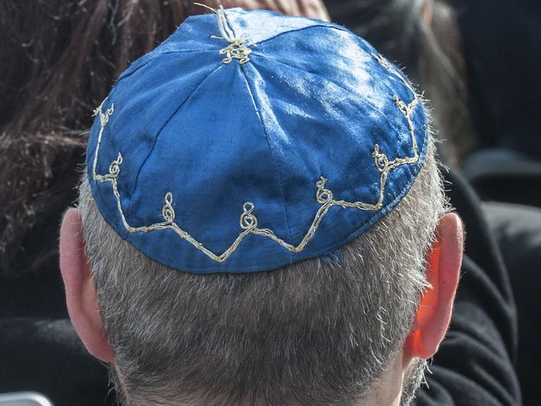 Hinterkopf eines Mannes, der die jüdische Kopfbedeckung Kippa trägt