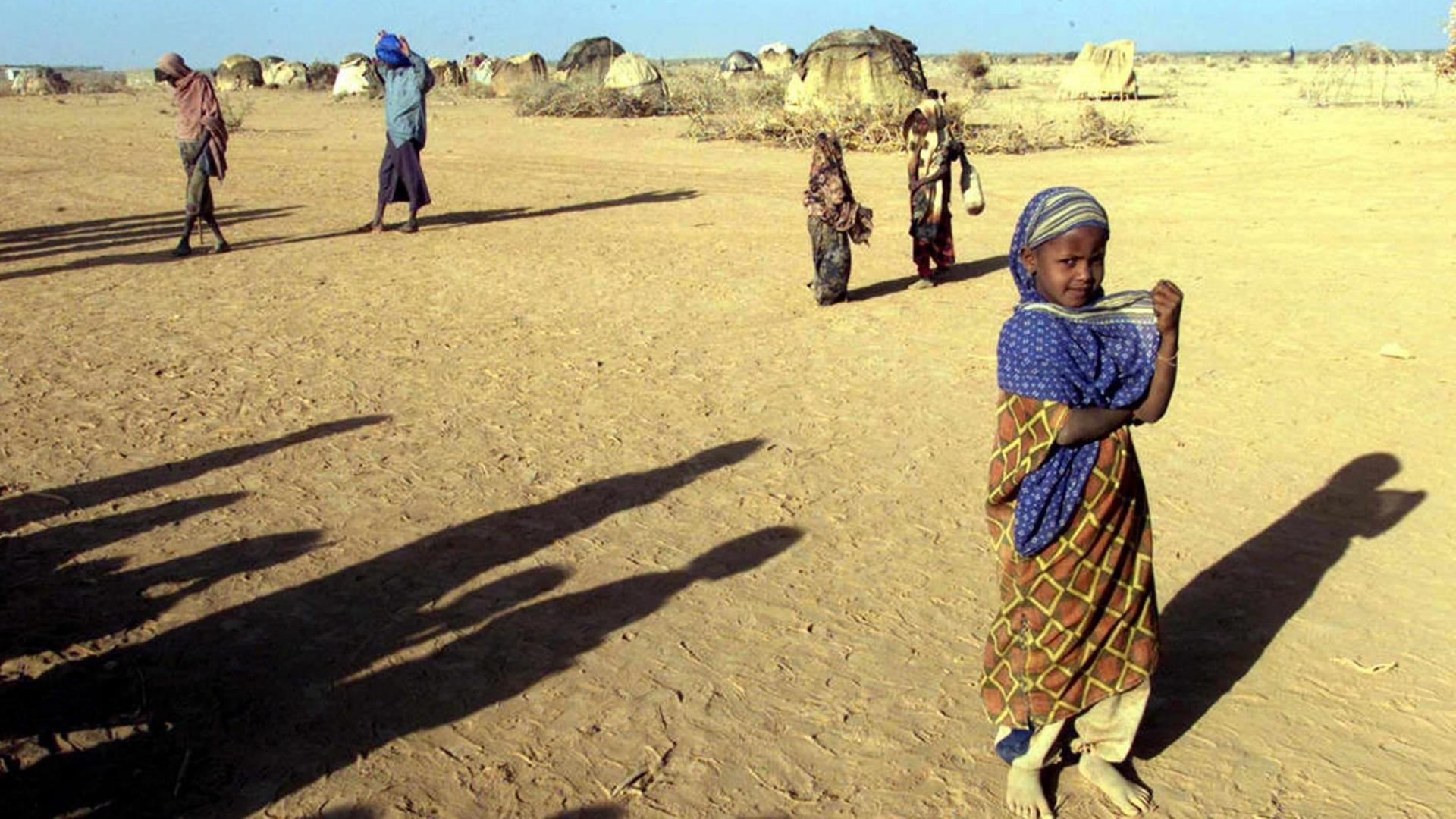 Menschen in einem Dorf 50 Kilometer von Gode entfernt, süd-östlich von Addis Abeba, warten auf Lebensmittelhilfen. Menschen in einem Dorf 50 Kilometer von Gode entfernt, süd-östlich von Addis Abeba, warten auf Lebensmittelhilfen.