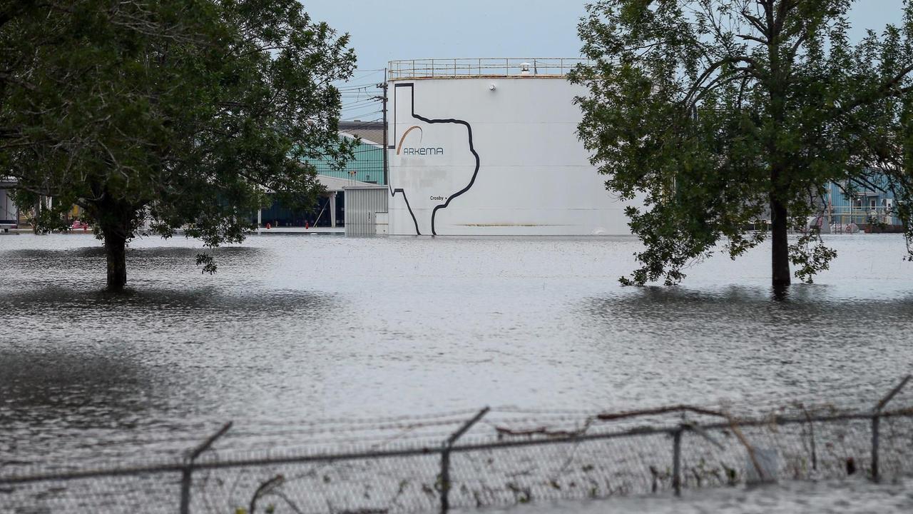 Wassermassen umgeben den Petrochemie-Konzern Arkema in Crosby nahe der texanischen Stadt Houston (USA) .