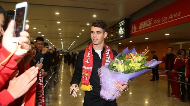 Der brasilianische Mittelfeldspieler Oscar kommt am Flughafen in Shanghai an. Er ist vom FC Chelsea zum chinesischen Club in Shanghai gewechselt.