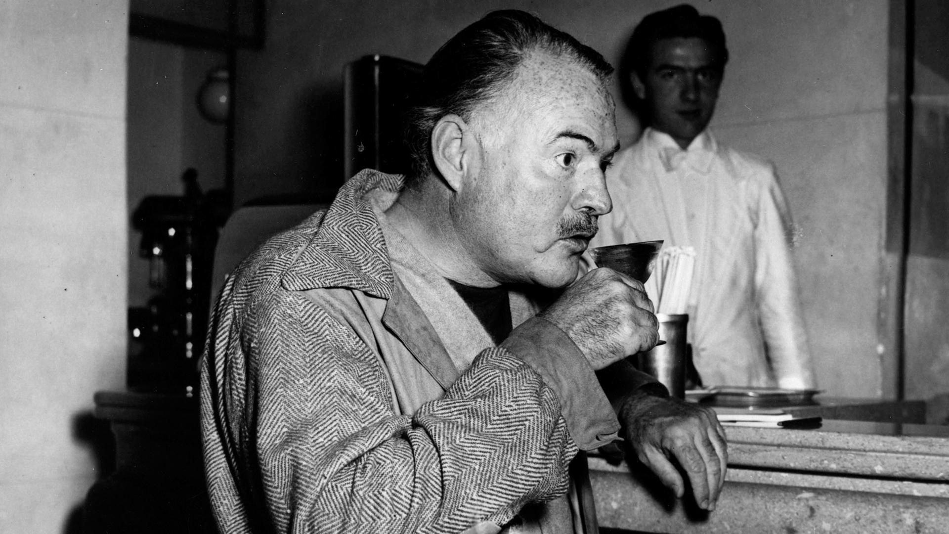 Der Schriftsteller Ernest Hemingway in einer Hotelbar in Italien im Jahr 1948. Der Schriftsteller Ernest Hemingway in einer Hotelbar in Italien im Jahr 1948.
