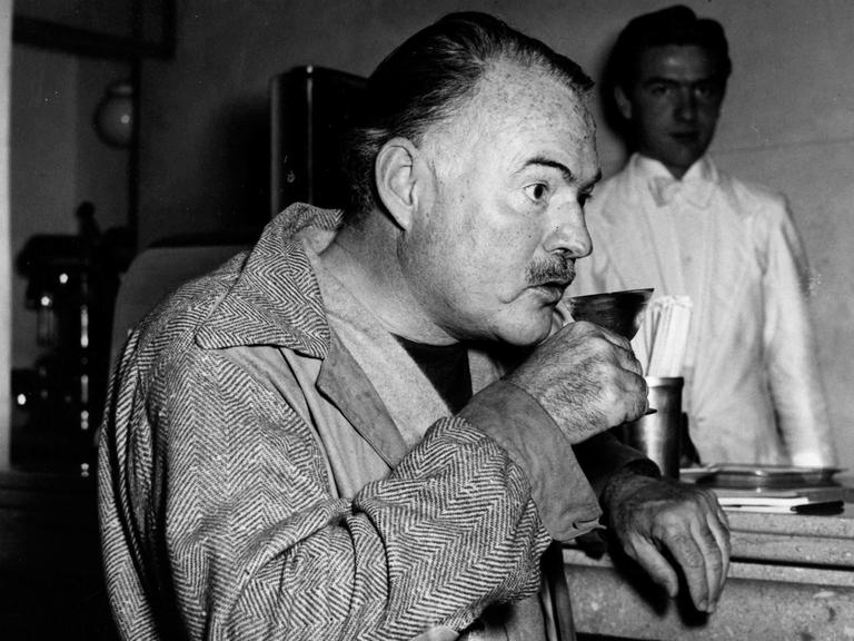 Der Schriftsteller Ernest Hemingway in einer Hotelbar in Italien im Jahr 1948.
