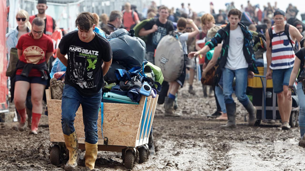 Festivalbesucher verlassen am 5.6.2016 das Gelände von "Rock am Ring" in Mendig (Rheinland-Pfalz) Festivalbesucher verlassen am 5.6.2016 das Gelände von "Rock am Ring" in Mendig (Rheinland-Pfalz)