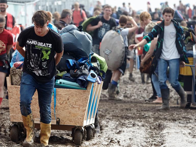 Festivalbesucher verlassen am 5.6.2016 das Gelände von "Rock am Ring" in Mendig (Rheinland-Pfalz)