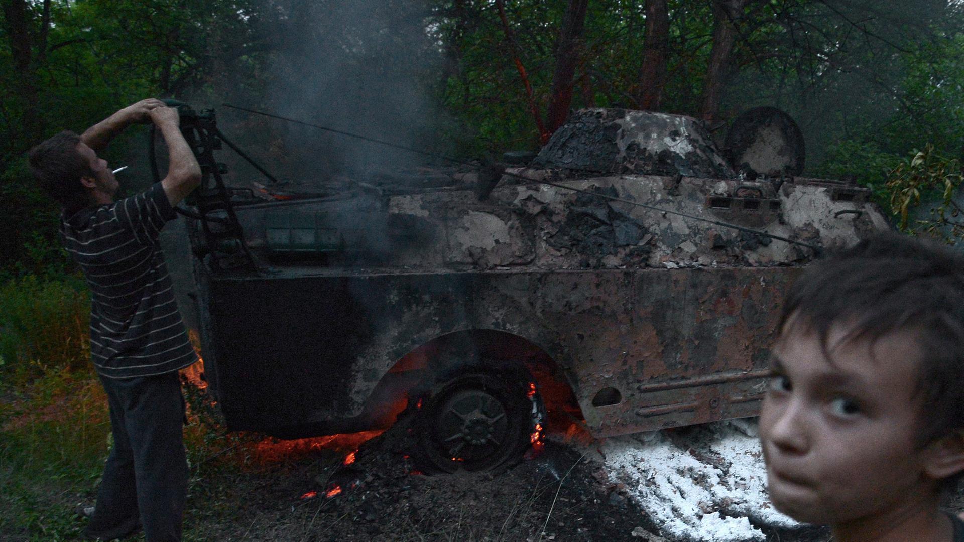 Ein brennendes Fahrzeug im Bezirk Luhansk. Ein brennendes Fahrzeug im Bezirk Luhansk.
