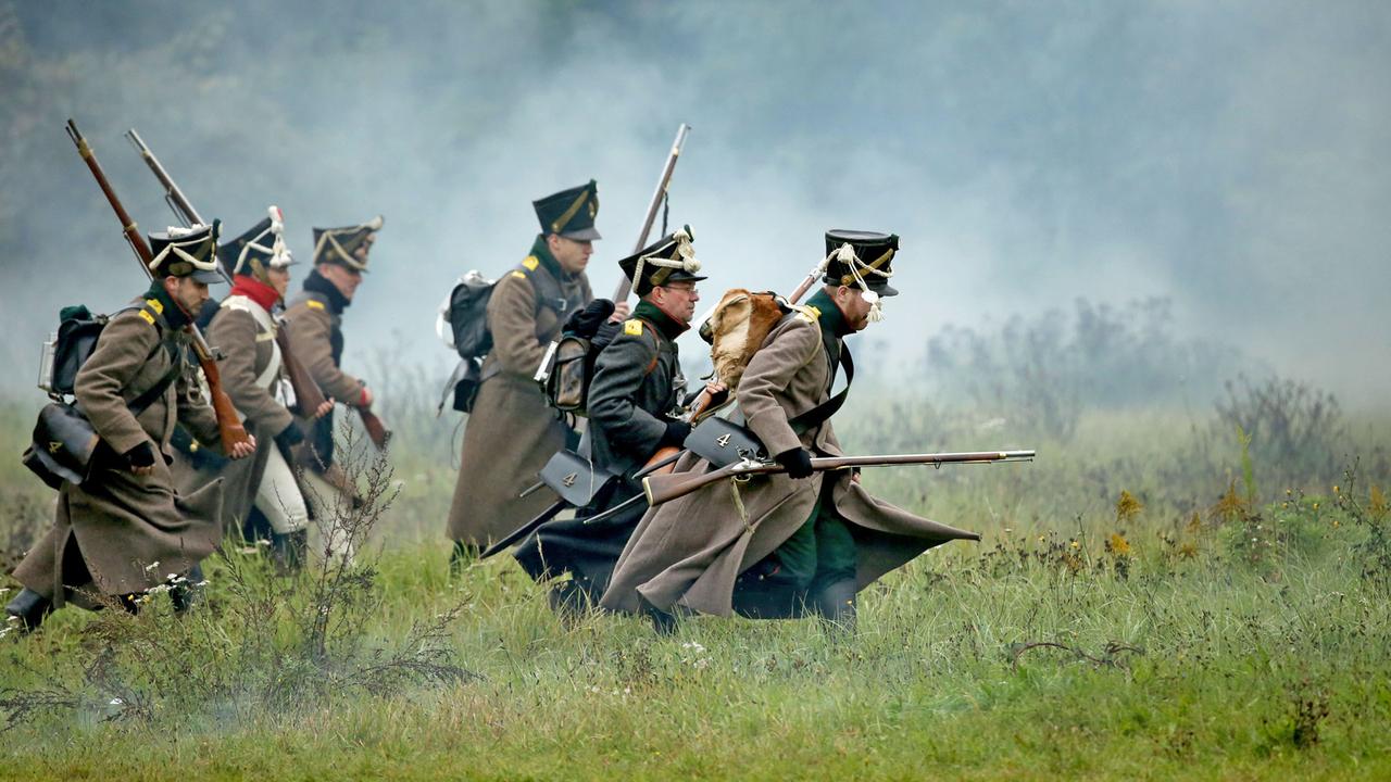 Soldaten der Allianz gegen Napoleon greifen am 17.10.2015 während einer historischen Schlachtdarstellung der Völkerschlacht in Markkleeberg (Sachsen) das Dorf Möckern an. Soldaten der Allianz gegen Napoleon greifen am 17.10.2015 während einer historischen Schlachtdarstellung der Völkerschlacht in Markkleeberg (Sachsen) das Dorf Möckern an.