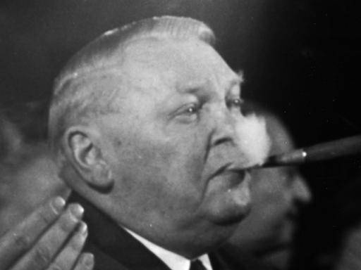 Bundeskanzler Ludwig Erhard (CDU) am 12.07.1964 auf dem Parteitag der CSU in München.