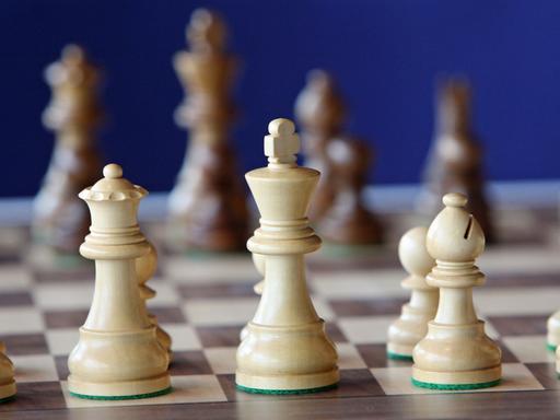 Hagger spielt die Eröffnung einer Weltmeisterschaftspartie von Kasparow. 