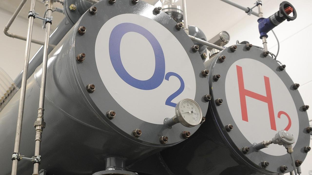 Ein Elektrolyseur mit der Aufschrift "O2" und "H2" im Wasserstoff-Hybridkraftwerk in Wittenhof bei Prenzlau